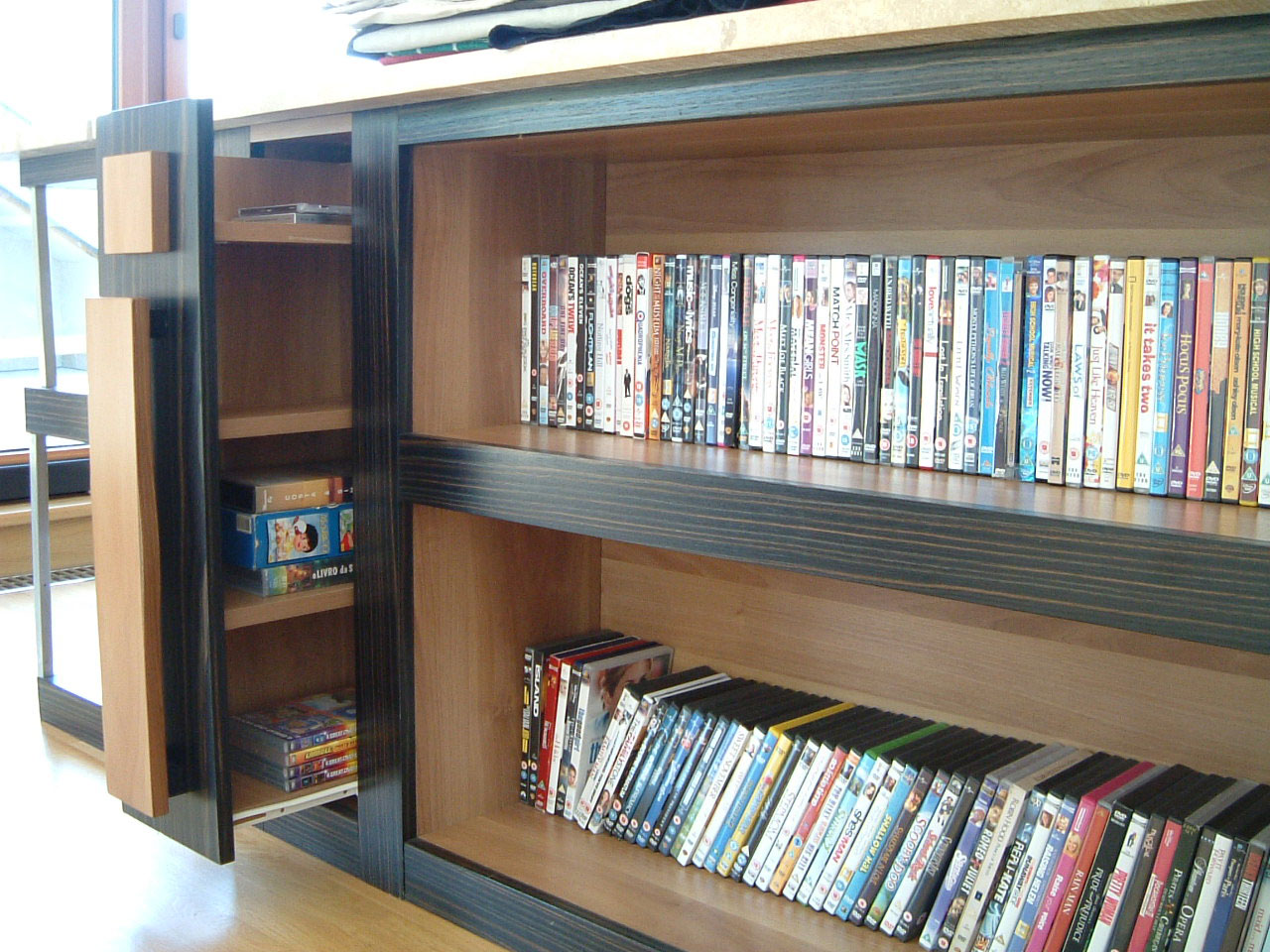 Lakás a Budai Várban - nappali bútor könyv- és DVD tárolvóal