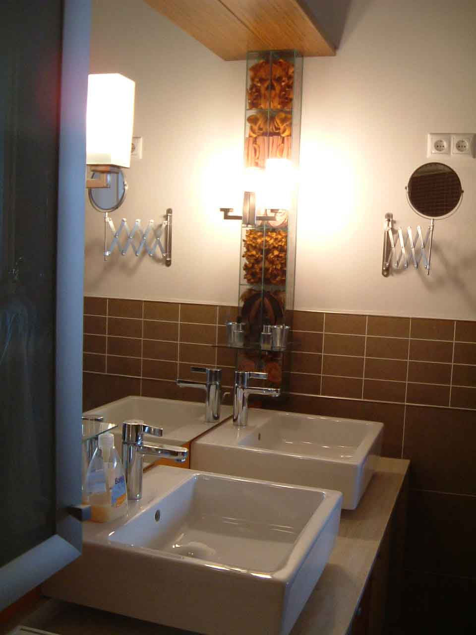 Színes társasházi lakás - fürdőszoba, mosdó